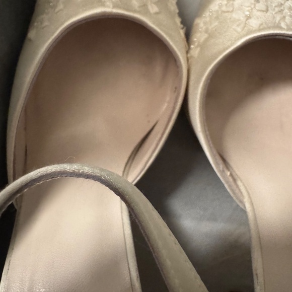 Vintage Stuart Weitzman Vera Wang Rangoon Satin- 8.5 M-heel damaged from grass - Picture 3 of 12